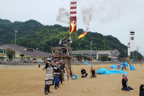 甲冑姿で登場。（火まつり）