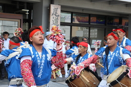 市役所前でも、踊りを披露しました。