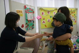 学校給食の人気メニュー「タコボール」試食のコーナーは大人気でした。