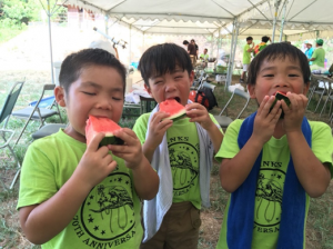 キャンプ場で食べるスイカは最高