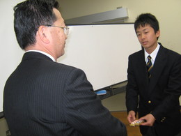 講習後にステッカー贈呈