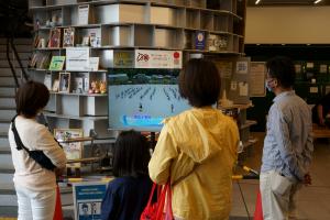 尾道駅前のモニター前の様子