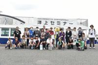 船の前で集合写真