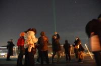 レーザーで星の位置を示す講師の写真