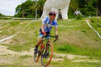 ロードバイクに乗っている男性の写真