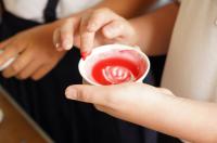 絵具を小皿に溶いている手元の写真