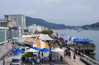 テントが立ち並びたくさんの人が集まっている写真