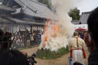 燃える護摩壇から白い煙があがっている写真