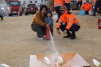 消化体験をする親子の写真