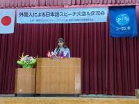 壇上でスピーチをしている写真